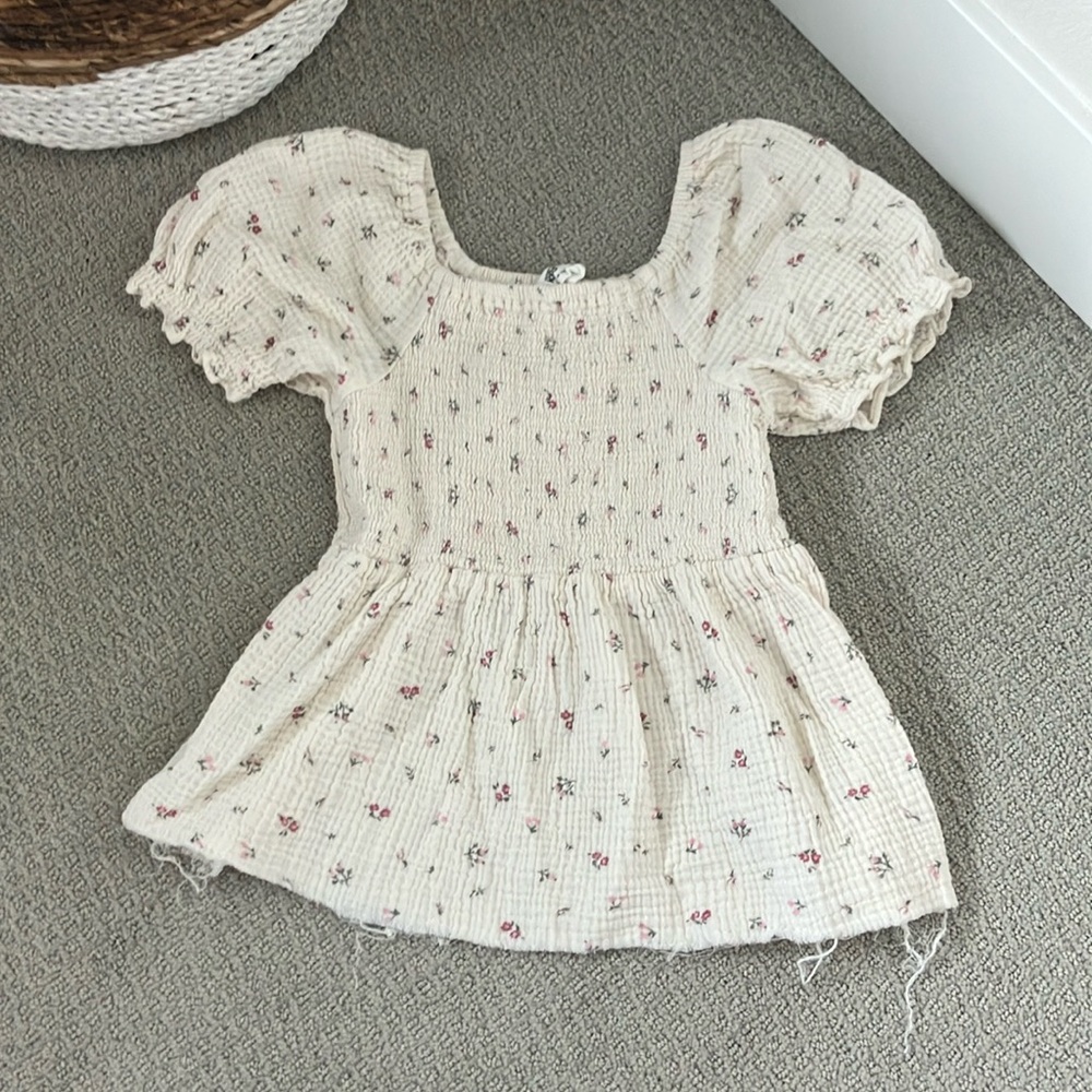 Floral top with puffy detail